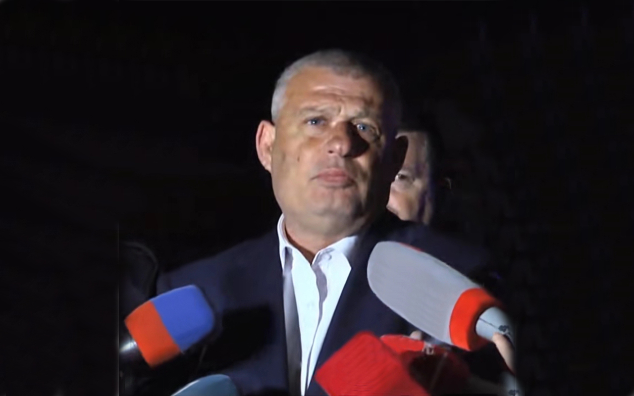 Prefekti Hajdari: Banorët e pallatit të djegur, kishin fshehur lekë poshtë dyshekëve